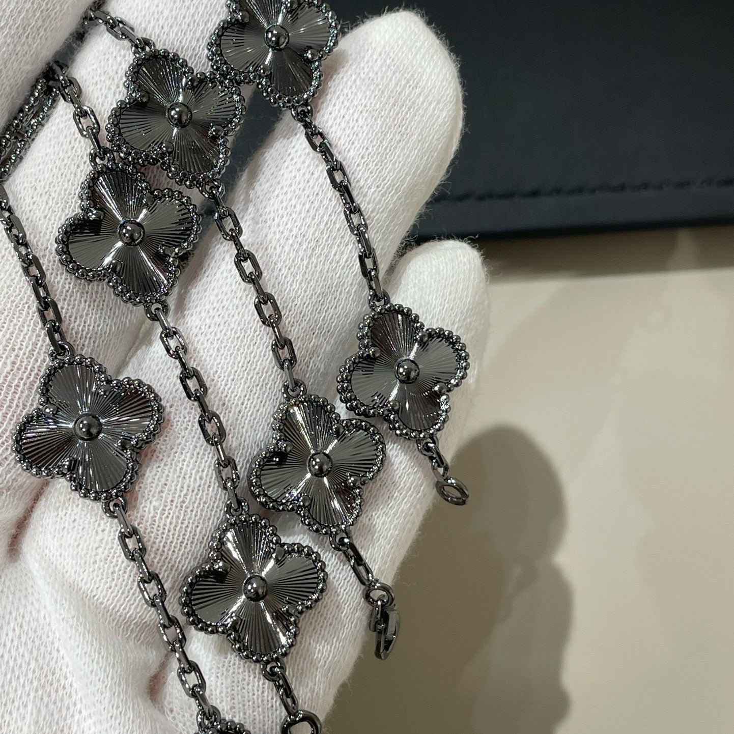 [baslovejewels]CLOVER 5 MOTIF BLACK BRACELET