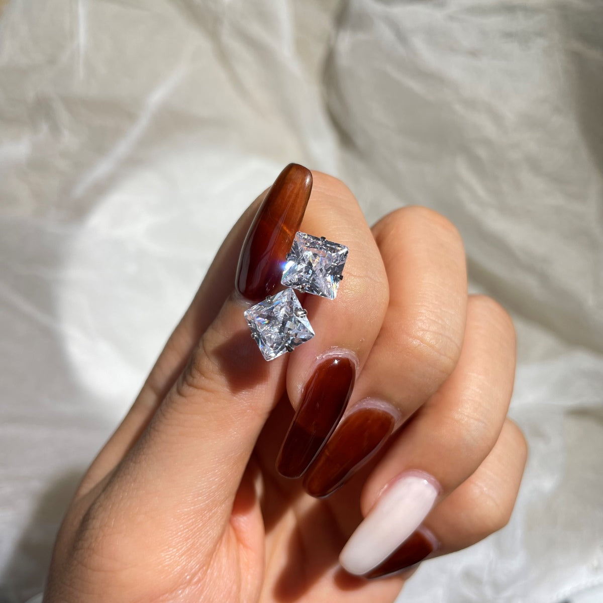 [baslovejewels]Stylish Shiny Square Center Stone Stud Earrings