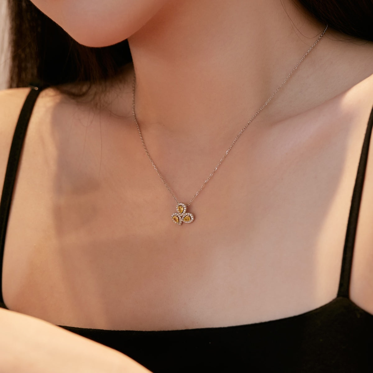 [baslovejewels]Elegant Flower Shape Pear Cut Necklace