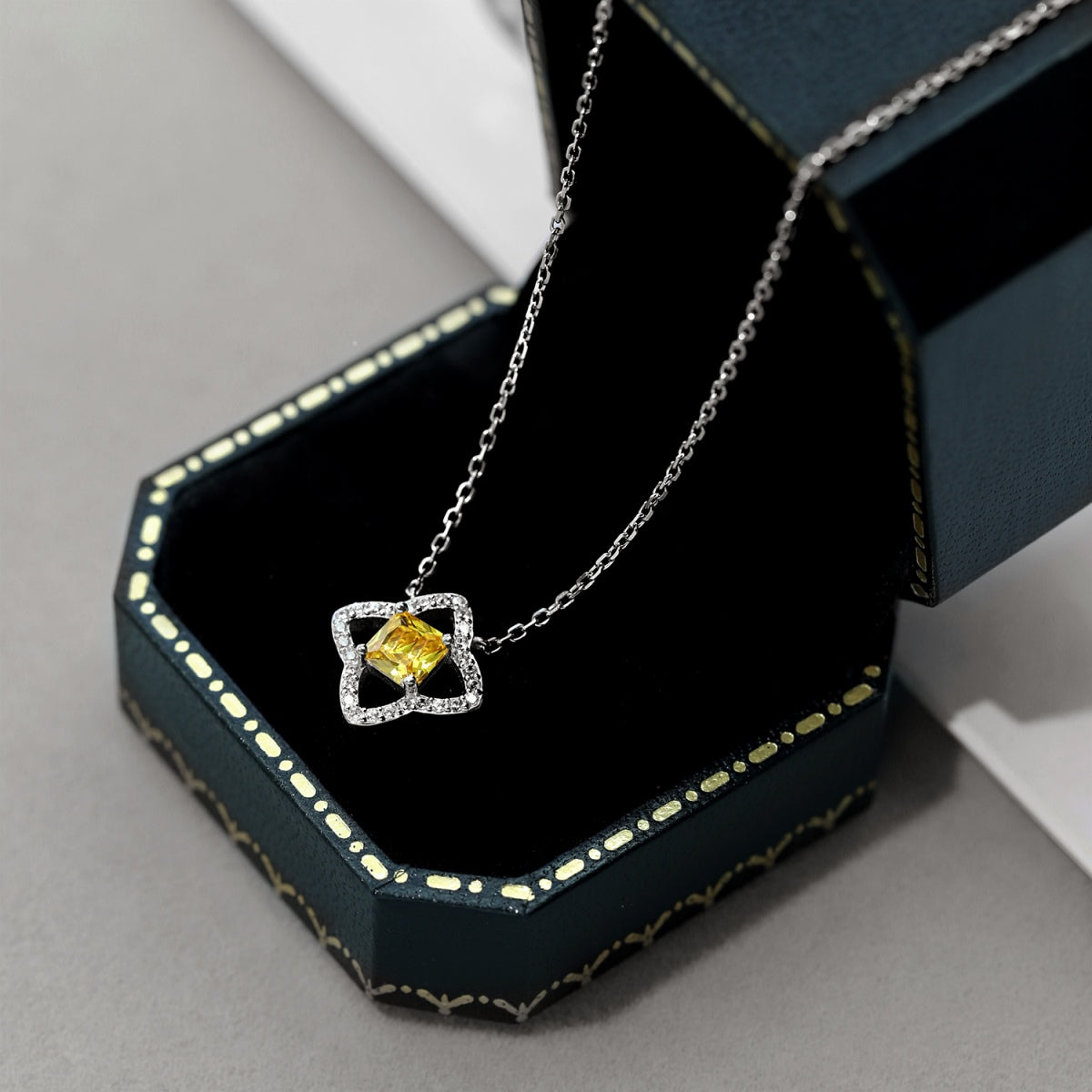 [baslovejewels]Exquisite Flower Shape Princess Cut Necklace