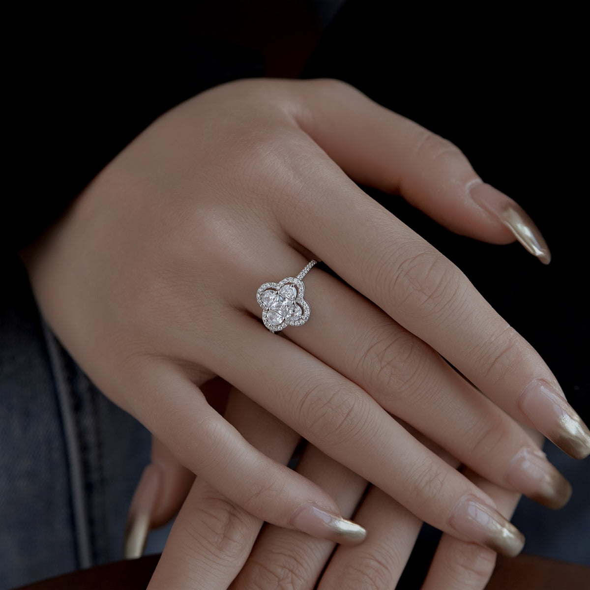 [baslovejewels]Luxurious Eternity Flower Shape Banquet Ring