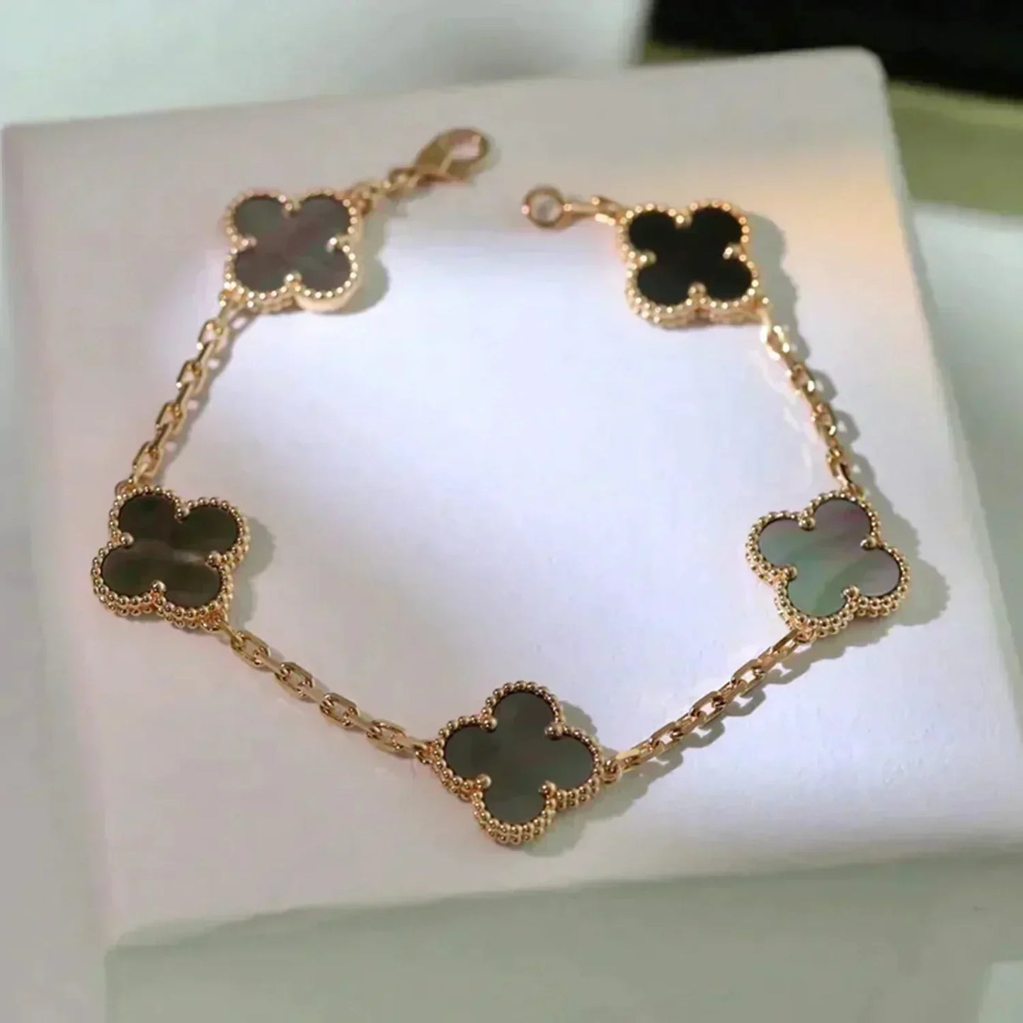 [baslovejewels]CLOVER 5 MOTIF GRAY MOP  BRACELET
