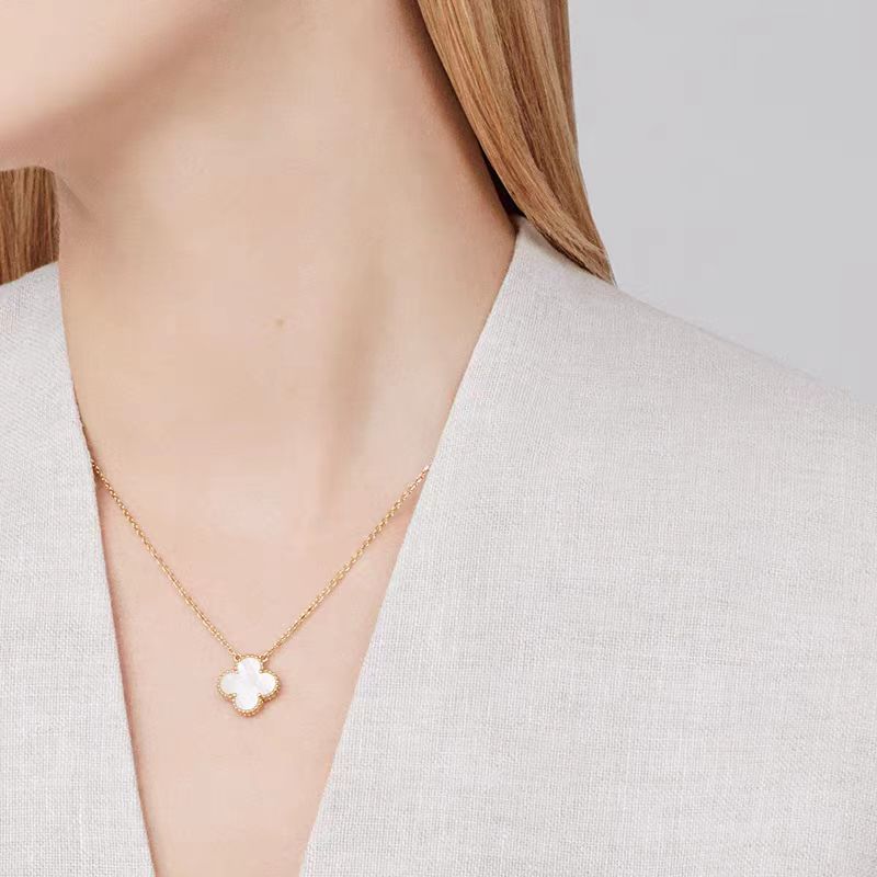 [basloveJW]CLOVER MEDIUM SILVER WHITE MOP NECKLACE