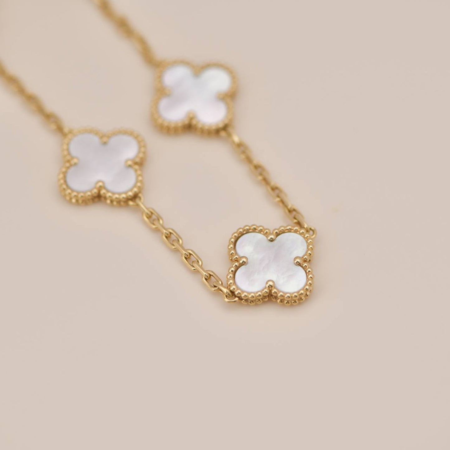 [baslovejewels]CLOVER  5 MOTIF WHITE MOP BRACELET
